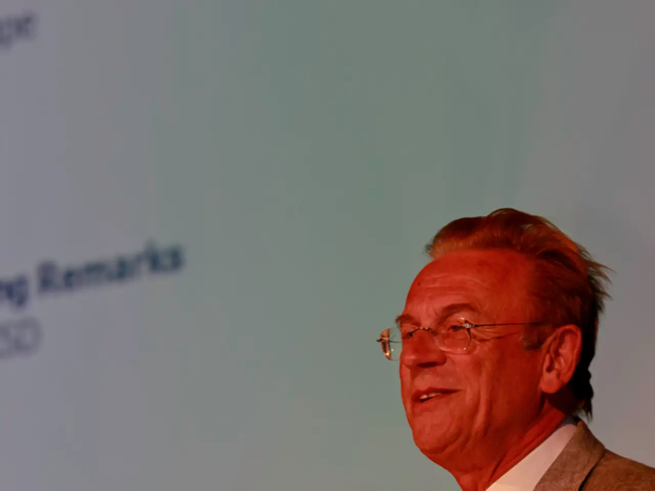 Leadership Characteristics: Definition, Illustrations, Qualities, Advantages, Disadvantages