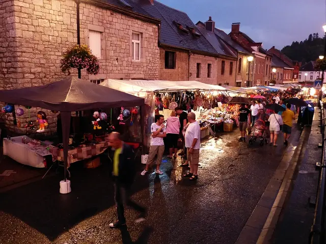 Battle for space on London streets between everyday commuters and sightseers remains a stalemate